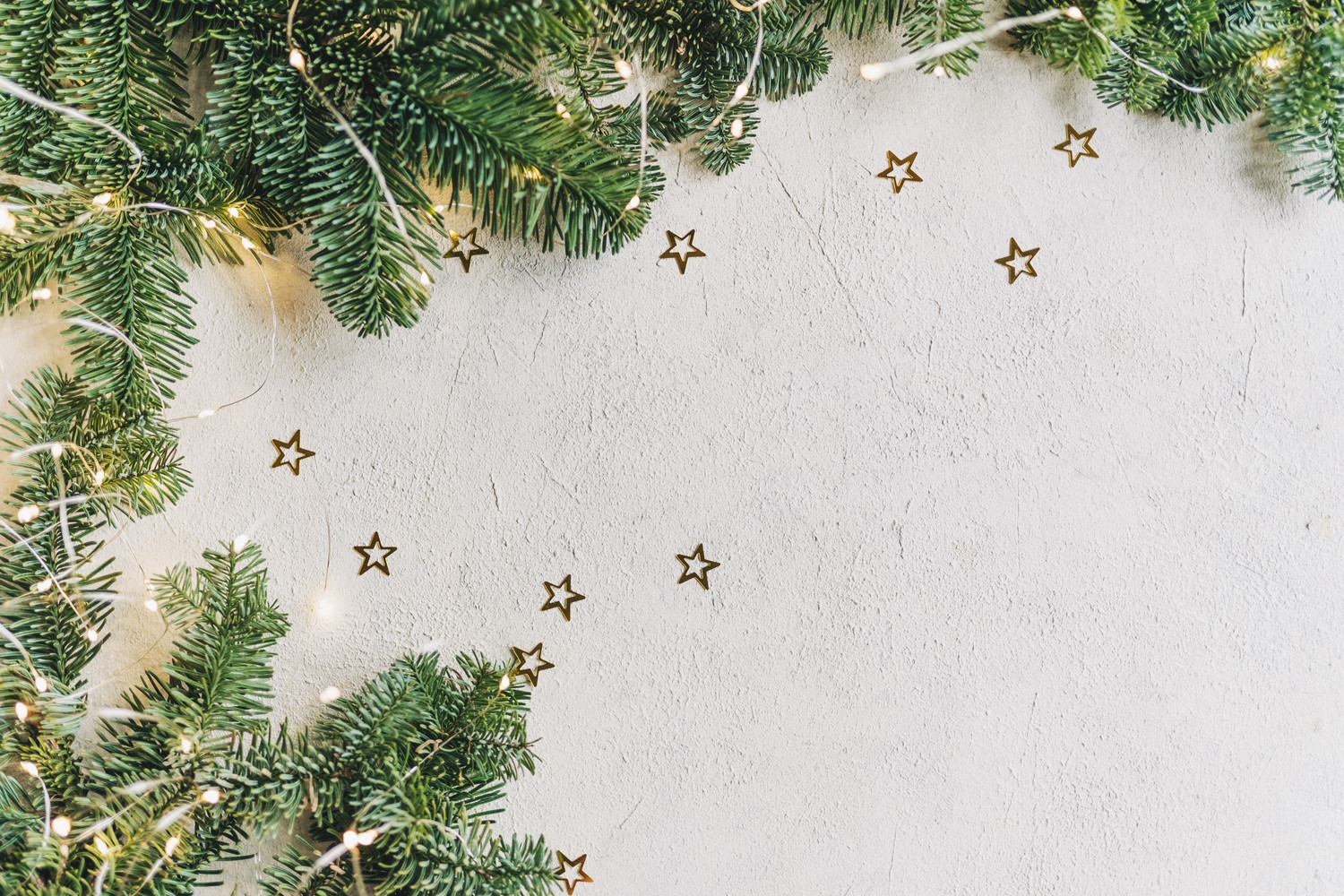 Luces blancas de navidad en una mesa